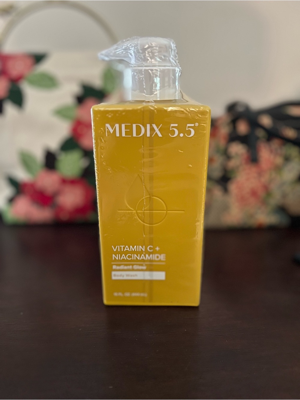 SEALED MEDIX 5.5 Radiant Glow Vitamin C & Niacinamide Body Wash 15 fl oz Yellow